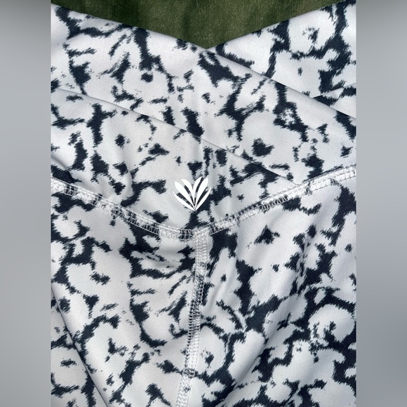 EUC Forever 21 Marbled Crossover V waist biker shorts - Picture 7 of 7